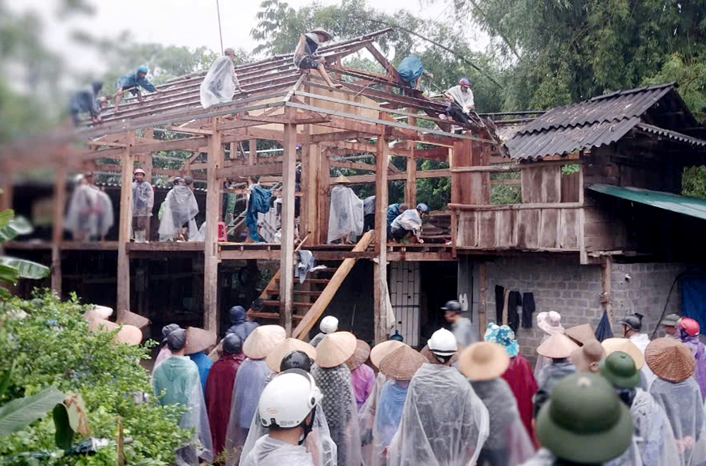 Gia đình ông Lò Văn Yên ở thôn Nậm Tọ, xã Thanh Lương (thị xã Nghĩa Lộ) nằm trong vùng nguy cơ sạt lở nghiêm trọng đã được chính quyền địa phương và các lực lượng đến hỗ trợ di nhà và tài sản đến nơi an toàn.